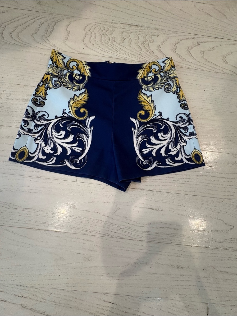 Alice Olivia Hera size 4 Baroque Print Navy and Light Blue Women's Shorts